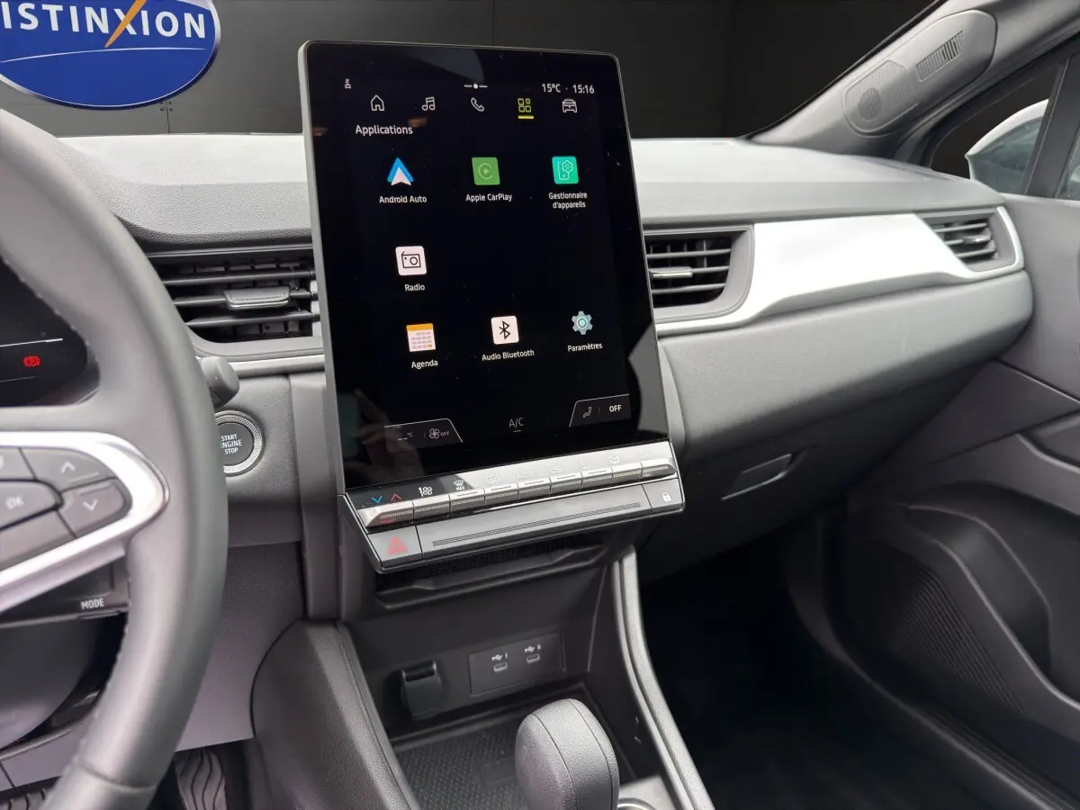 Intérieur Renault Symbioz 2025, vue centrale du tableau de bord avec grand écran tactile vertical et commandes climatisation.