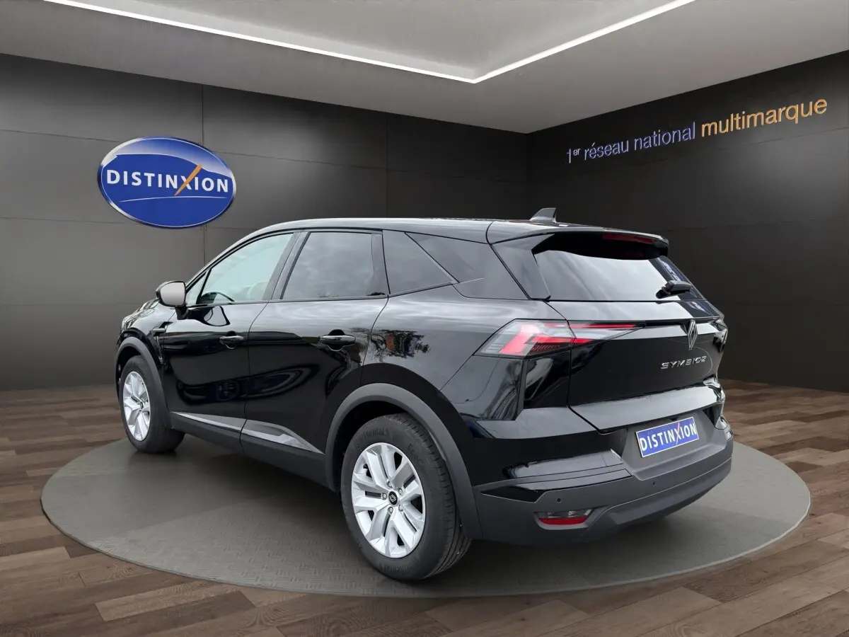 Vue 3/4 arrière droite du Renault SYMBIOZ noir 2025, avec feux LED et jantes argentées visibles en showroom.