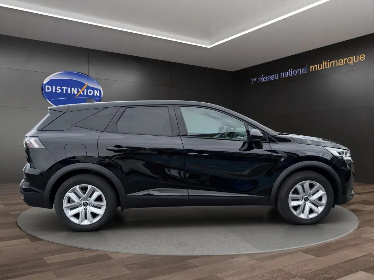 Renault Symbioz noir en profil droit, SUV hybride avec lignes modernes et jantes argentées, en showroom.