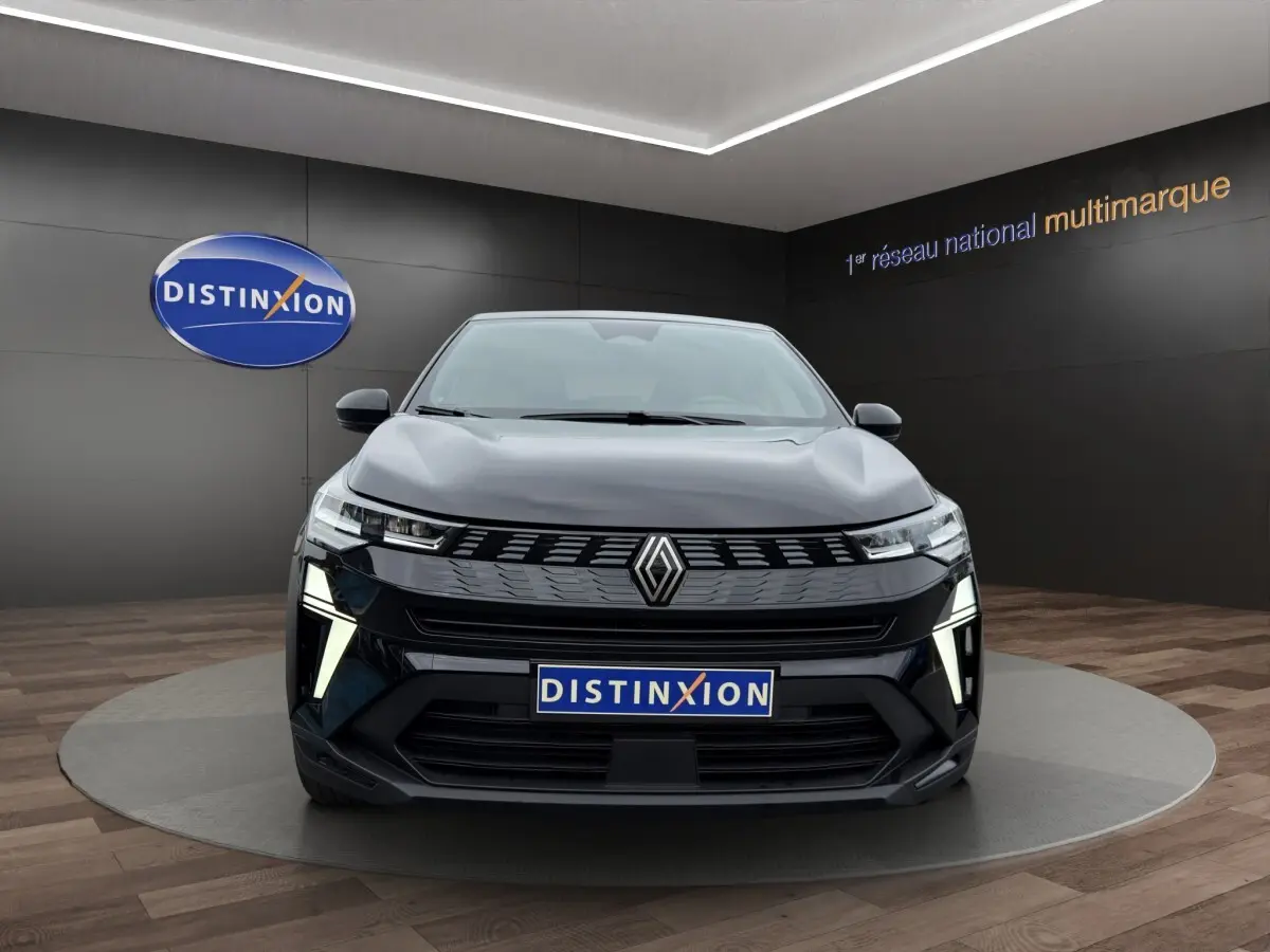 Renault Symbioz noir vue de face, avec calandre moderne et feux LED verticaux allumés en showroom.