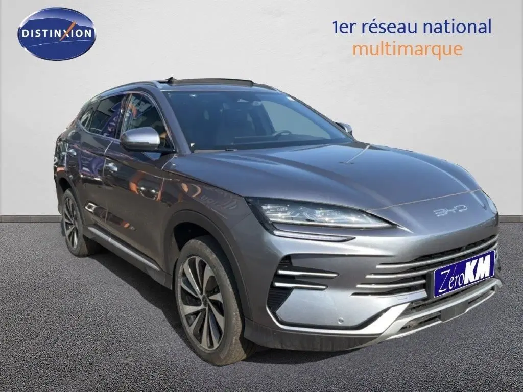 Vue 3/4 avant gauche du BYD SEAL U hybride rechargeable en gris métallisé avec détails modernes et jantes alliage.
