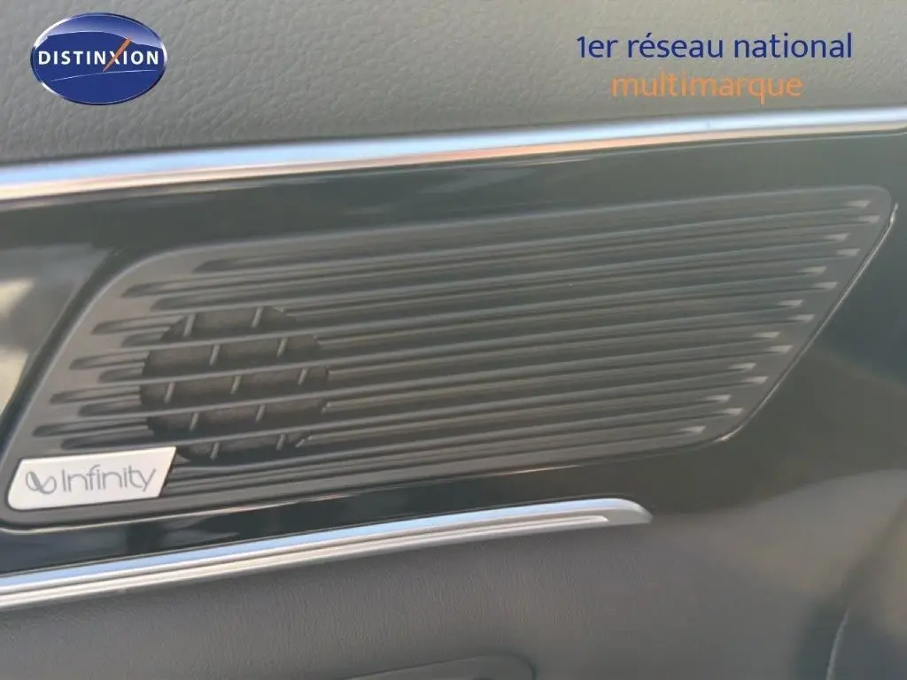 Gros plan sur la grille de haut-parleur Infinity intégrée dans l’habitacle du BYD SEAL U DM-i BOOST 2026.