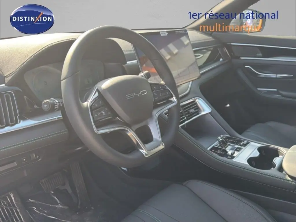 Vue intérieure côté conducteur du BYD SEAL U DM-i BOOST 2026 avec volant cuir noir et écran tactile central.