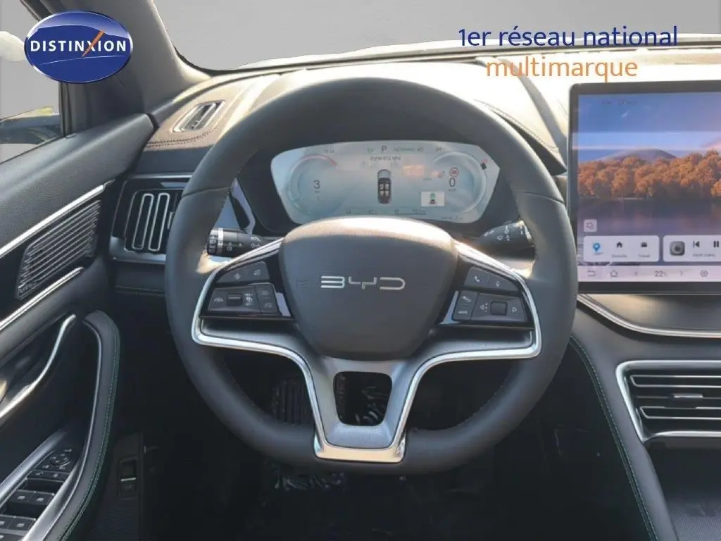 Vue intérieure centrée sur le volant BYD du Seal U 2026, avec tableau de bord numérique et écran tactile à droite.