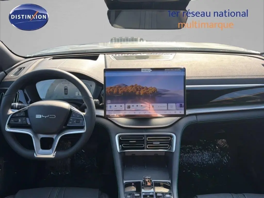 Vue intérieure frontale du tableau de bord noir du BYD SEAL U DM-i BOOST 2026 avec grand écran tactile central.