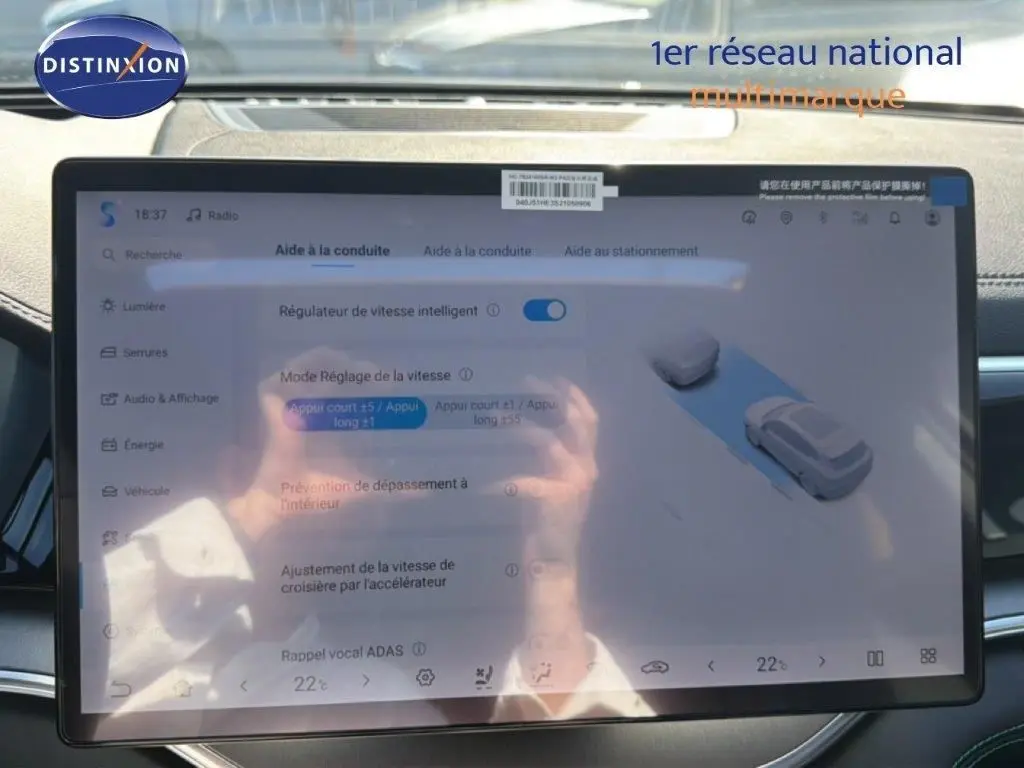 Écran tactile central affichant les aides à la conduite du BYD SEAL U DM-i BOOST gris, vue intérieure frontale.