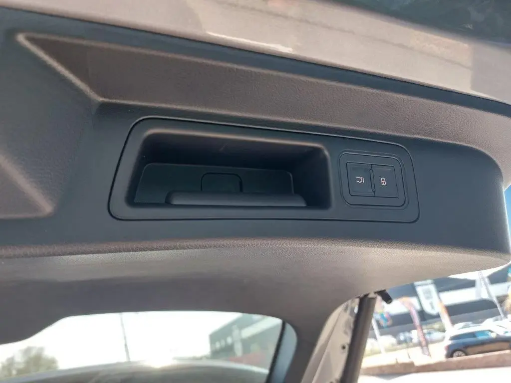 Poignée intérieure et boutons de fermeture électrique du hayon du BYD SEAL U DM-i BOOST en gris métallisé.
