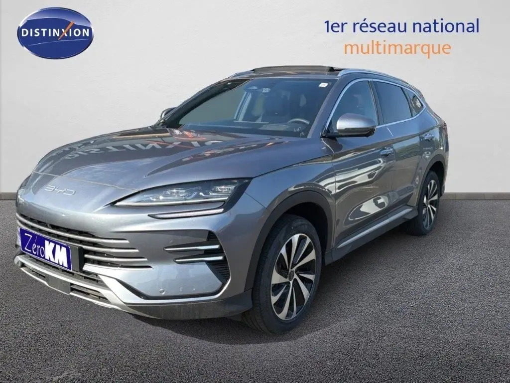 Vue 3/4 avant d'un BYD SEAL U DM-i BOOST gris métallisé avec jantes bi-ton et calandre épurée.