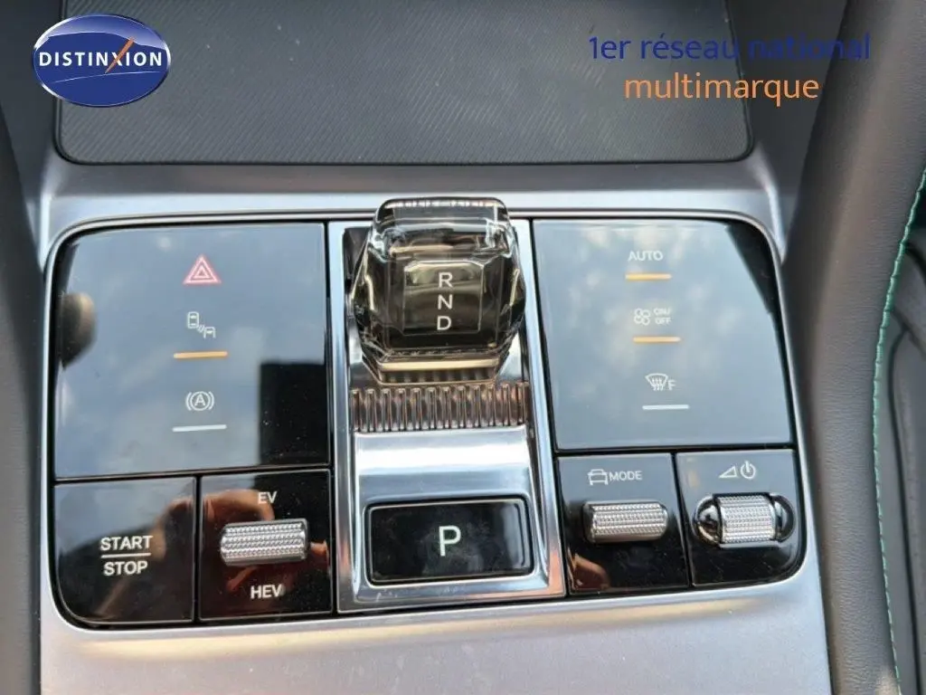 Gros plan sur la console centrale du BYD SEAL U 2026, avec levier de vitesses transparent et boutons tactiles noirs.