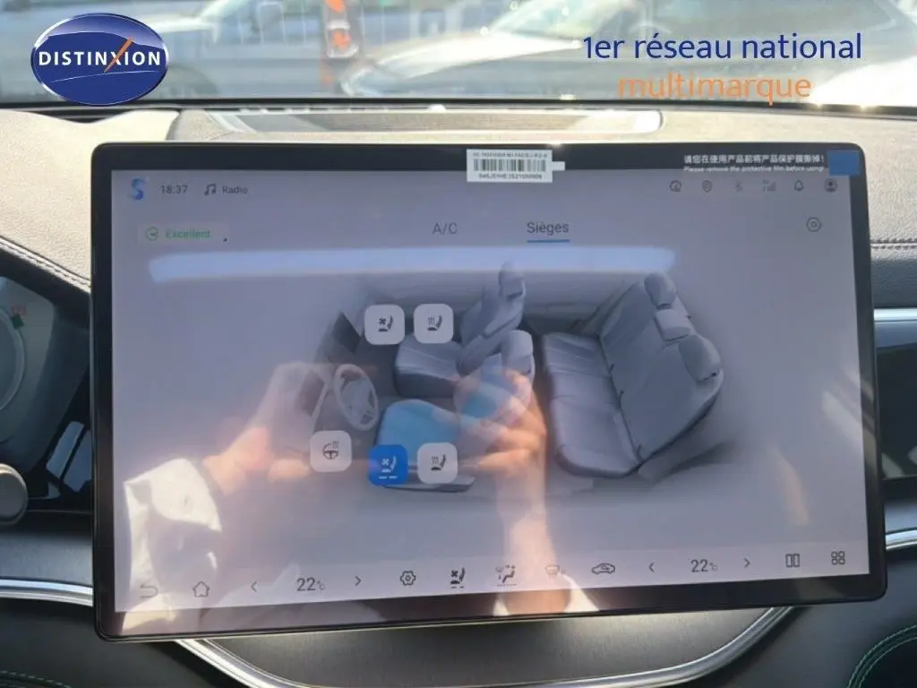 Écran tactile intérieur du BYD SEAL U 2026 affichant la gestion des sièges en vue schématique, reflet visible sur l'écran.