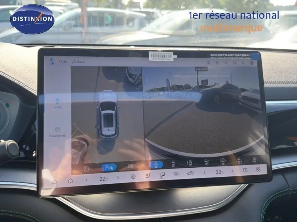 Écran tactile intérieur du BYD SEAL U DM-i BOOST 2026 affichant la vue caméra 360° et la température à 22°C.