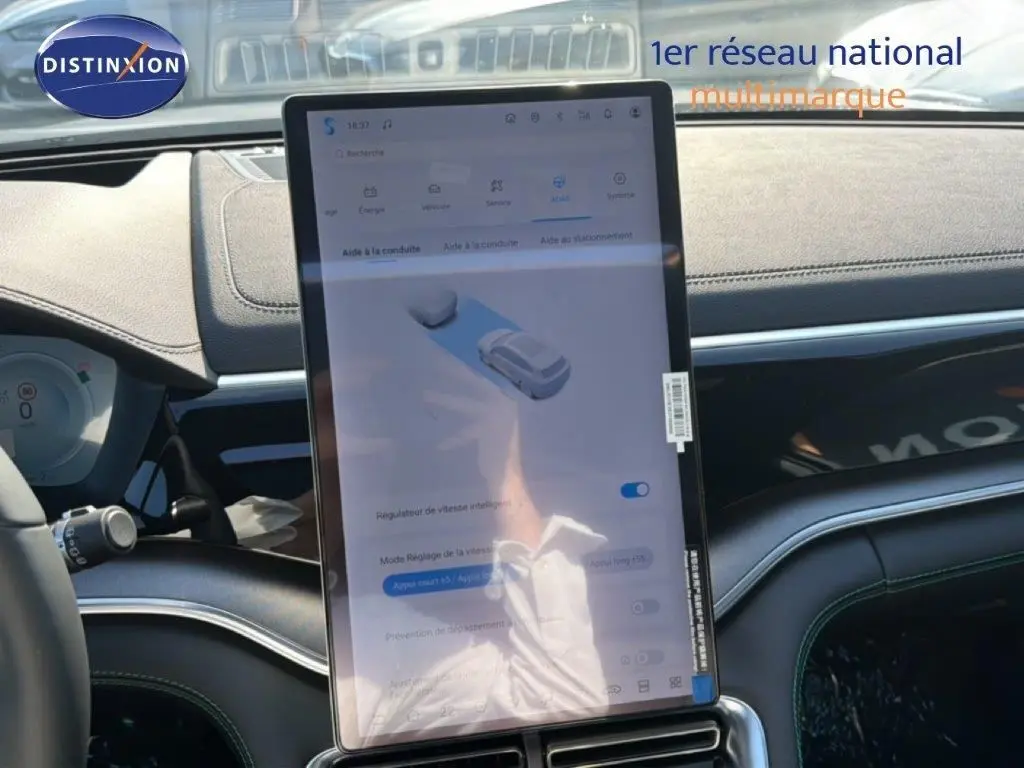 Vue intérieure du tableau de bord du BYD SEAL U DM-i BOOST 2026 avec écran tactile vertical et finition gris noir.