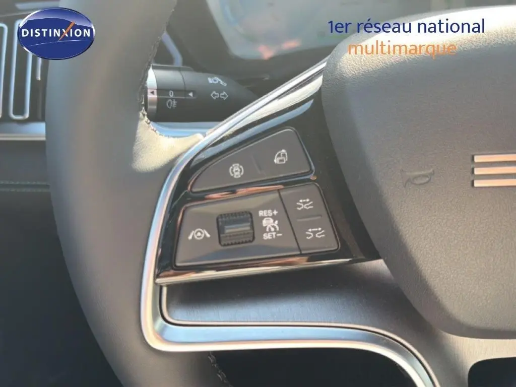 Gros plan sur les commandes au volant côté gauche du BYD SEAL U DM-i BOOST 2026 en gris, avec boutons de régulateur et assistances.