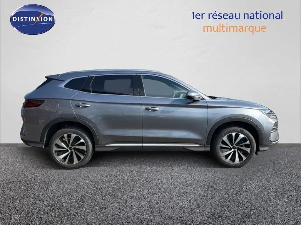 Vue de profil droit du SUV BYD SEAL U DM-i BOOST 2026 en gris métallisé TIME GREY avec jantes bi-ton distinctives.
