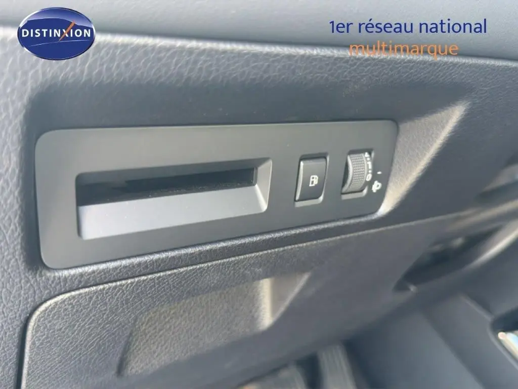Détail intérieur montrant les commandes d'ouverture de trappe à carburant et réglage des phares sur un BYD SEAL U 2026 gris.