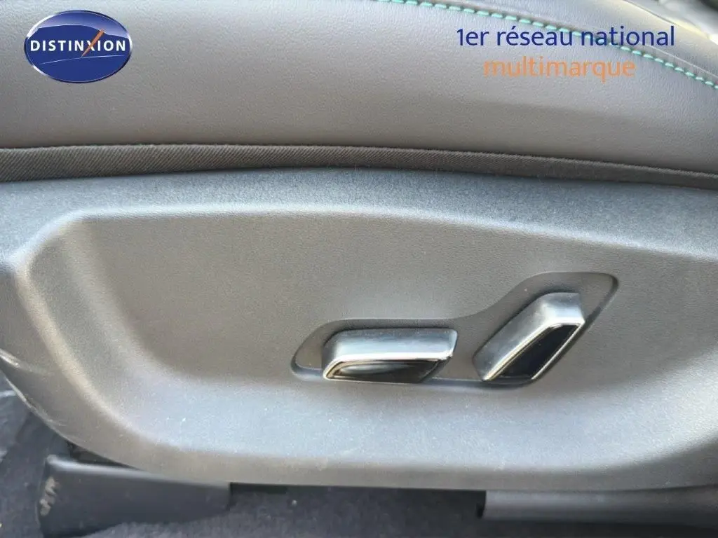 Détail des commandes de réglage électrique du siège en cuir gris foncé du BYD SEAL U DM-i BOOST 2026.