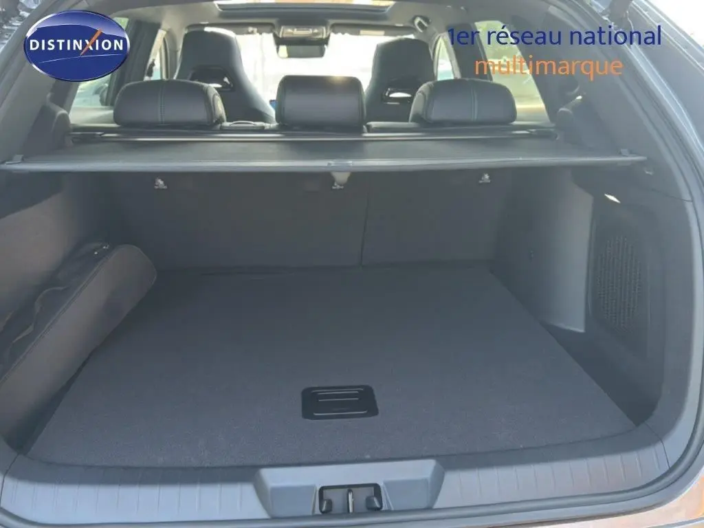 Vue arrière du coffre spacieux du BYD SEAL U DM-i BOOST 2026 en gris Time Grey Metal avec cache-bagages déployé.