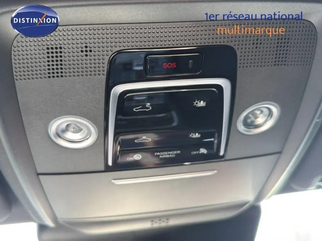 Vue en gros plan du panneau de commandes au plafond intérieur du BYD SEAL U 2026, avec bouton SOS rouge et éclairage intégré.