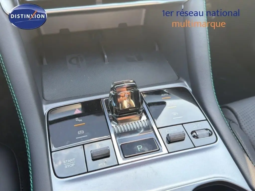 Gros plan sur la console centrale du BYD SEAL U 2026 hybride rechargeable, avec levier de vitesses cristal et boutons de contrôle.