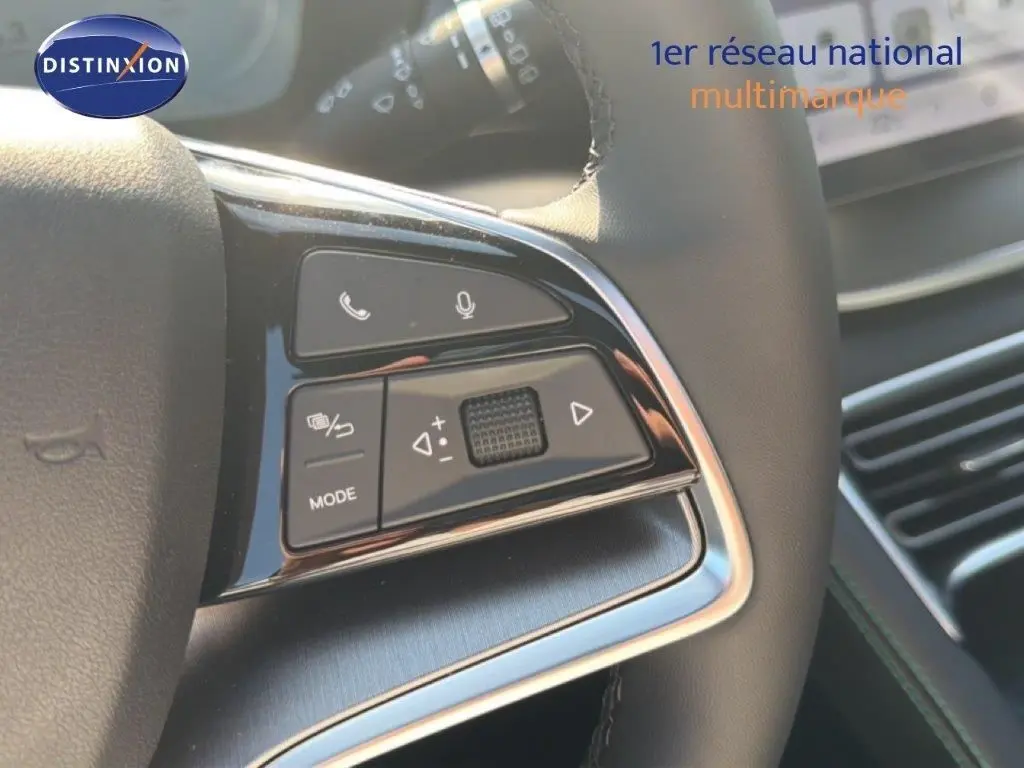 Gros plan sur les commandes au volant côté gauche du BYD SEAL U 2026 en cuir noir, avec finition brillante et chrome.