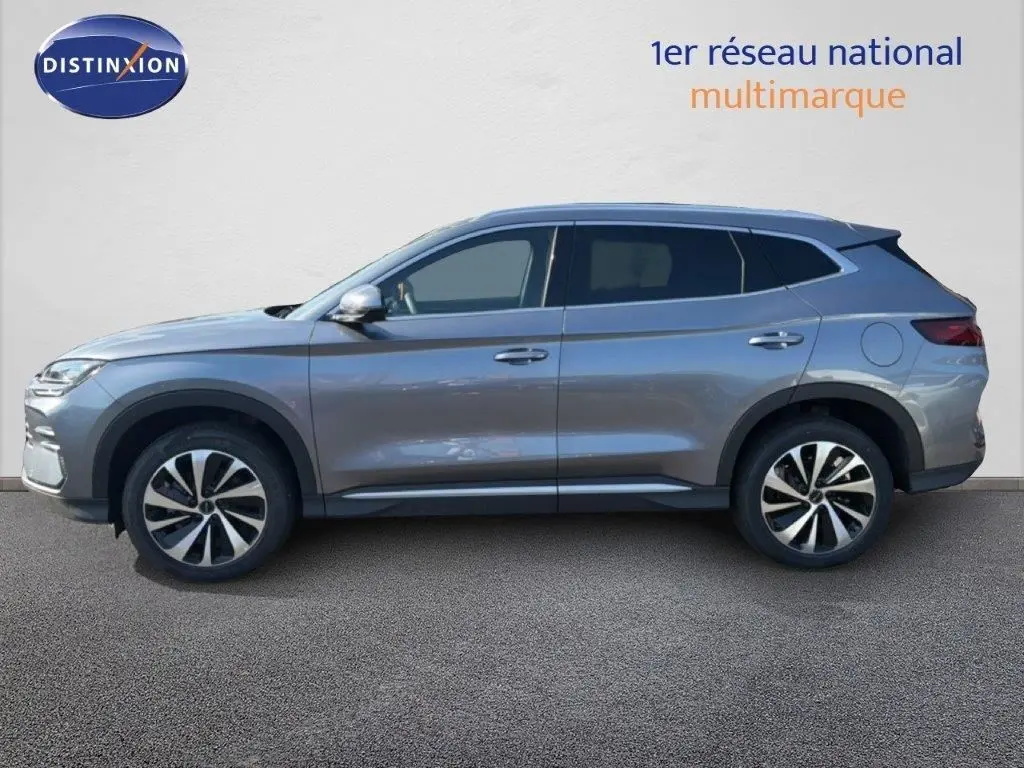 Vue de profil côté gauche du SUV BYD SEAL U hybride rechargeable en gris métallisé avec jantes bi-ton et rétroviseurs argentés.