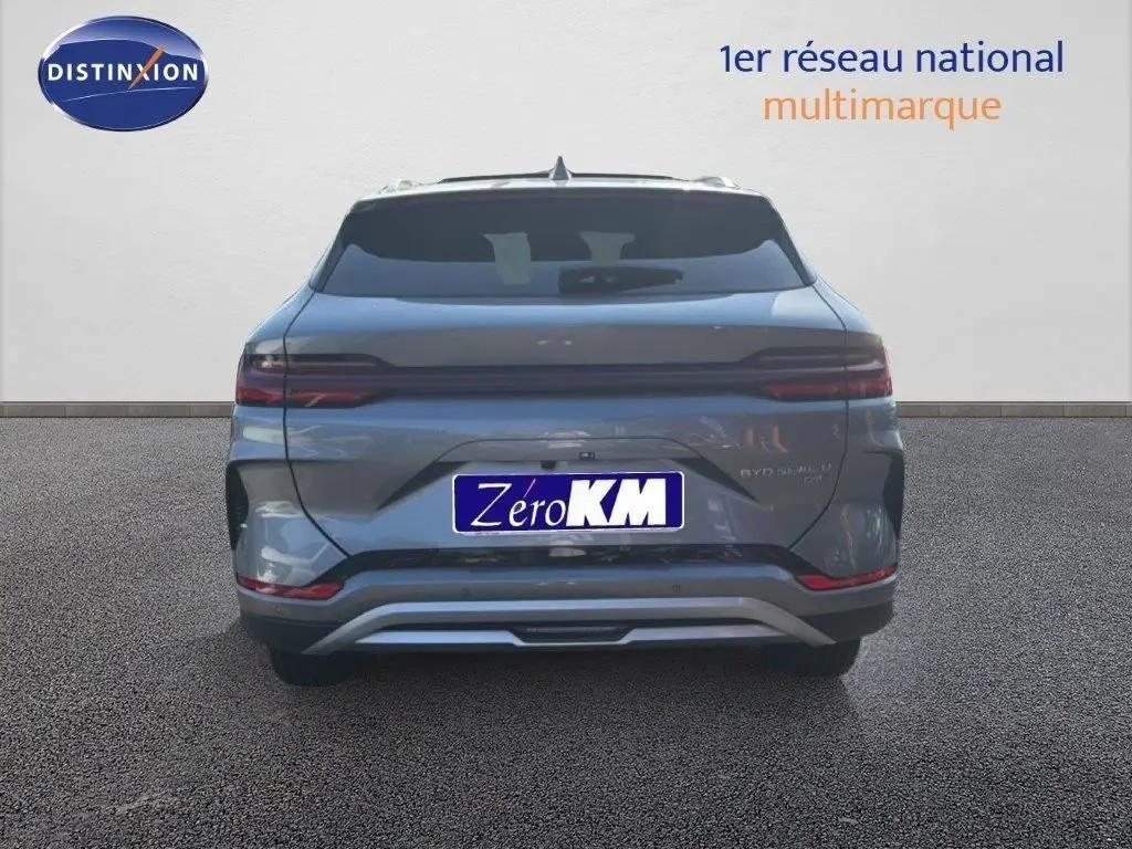 Vue arrière du BYD SEAL U DM-i BOOST 2026 en gris métallisé, avec feux arrière étirés et plaque Zero KM visible.