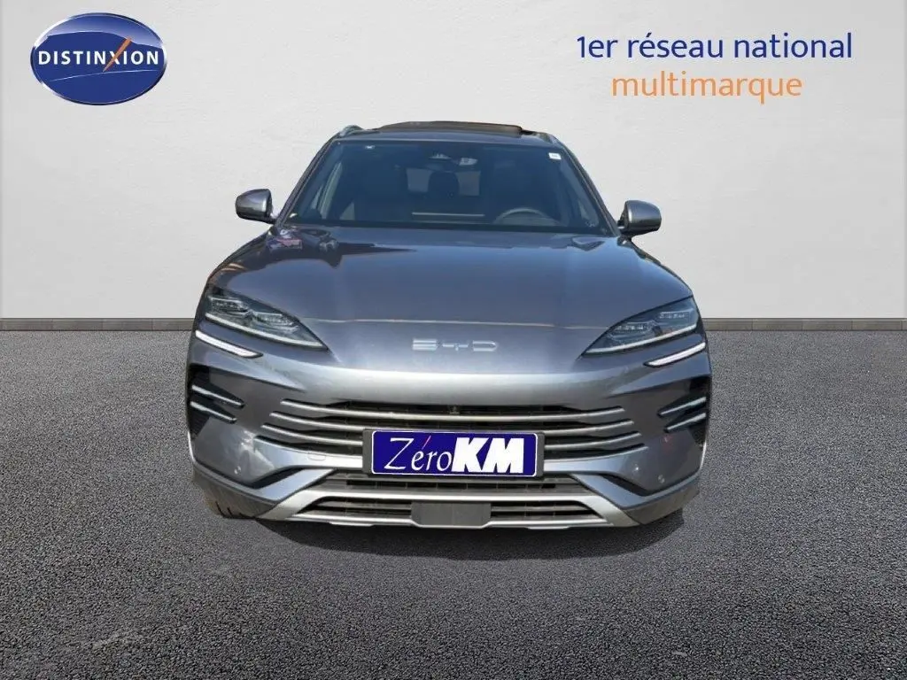 Vue de face du BYD SEAL U DM-i BOOST 2026 en gris métallisé avec calandre fine et phares LED étirés.