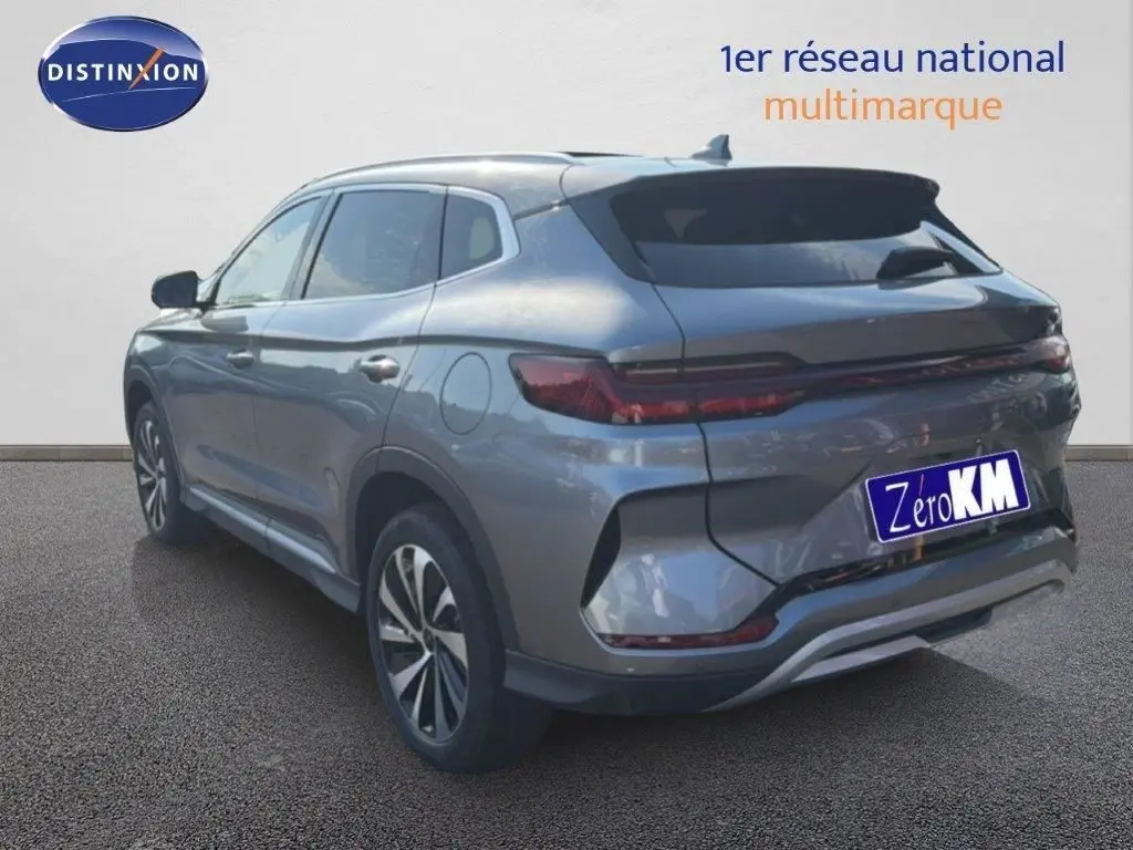 Vue 3/4 arrière droite du BYD SEAL U DM-i BOOST 2026 en gris métallisé avec feux arrière étirés et jantes bicolores.