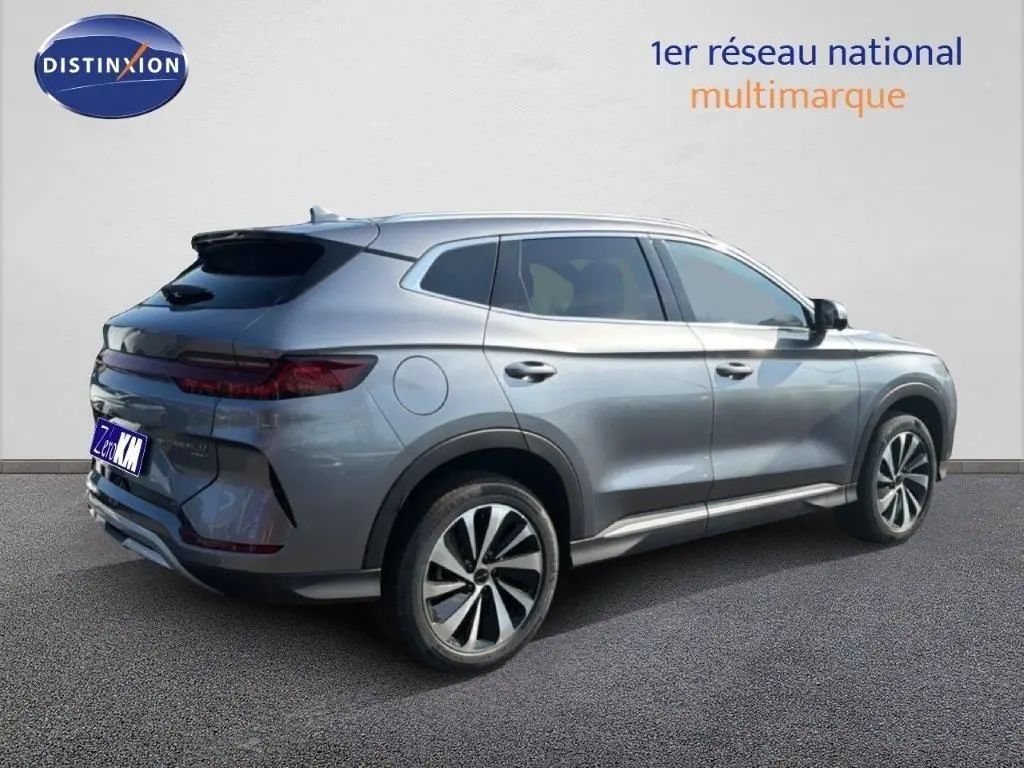 Vue 3/4 arrière droite du BYD SEAL U DM-i BOOST 2026 en gris métallisé avec jantes bi-ton et lignes fluides.