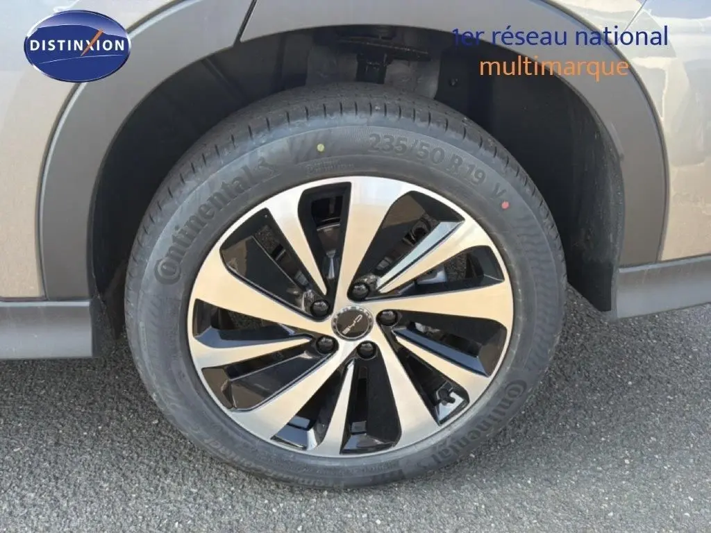 Gros plan sur la roue avant droite du BYD SEAL U 2026 en couleur Time Grey Metal avec jante alliage bicolore.