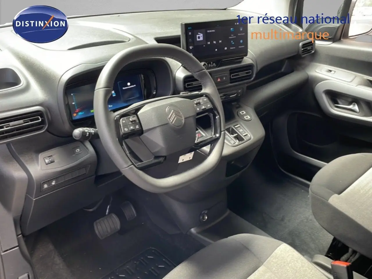 Vue intérieure côté conducteur du Citroën Berlingo 2026, tableau de bord moderne avec écran tactile et volant multifonction.
