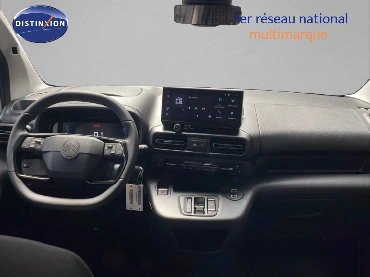 Vue intérieure avant du tableau de bord noir du Citroën Berlingo 2026 avec écran tactile et volant multifonction.