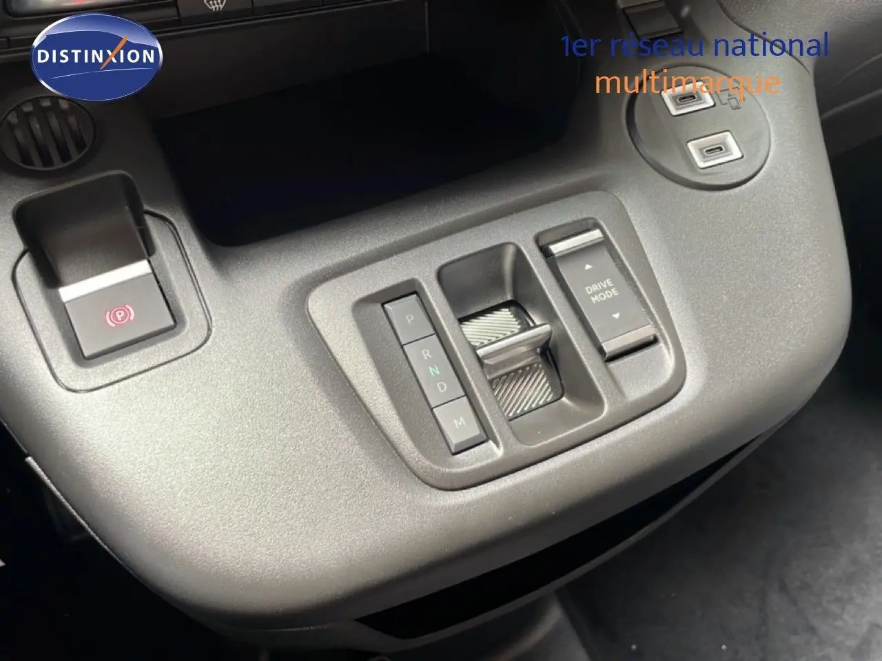 Gros plan sur la console centrale grise du Citroën Berlingo 2026 avec commandes de boîte auto et mode de conduite.