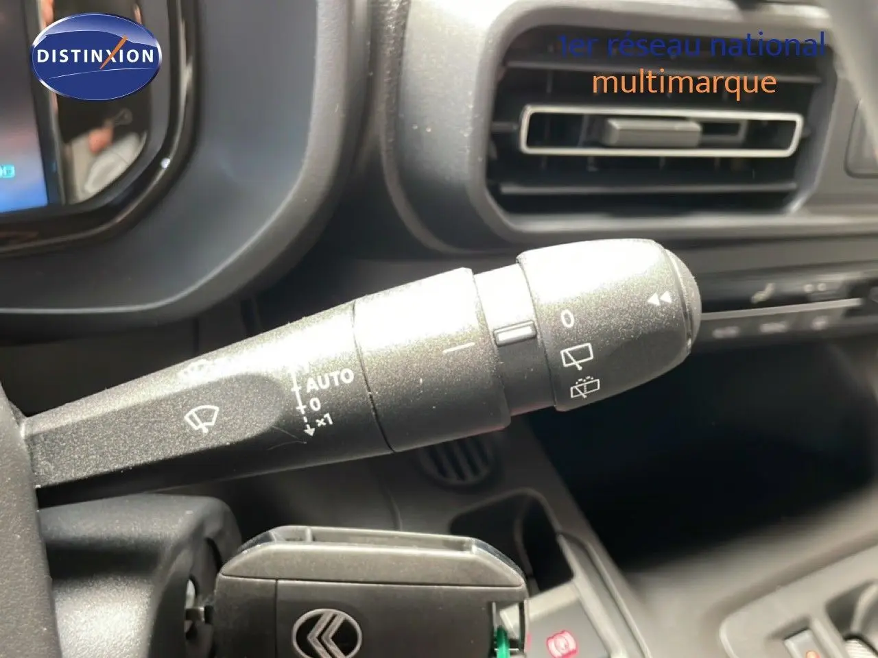 Gros plan sur la commande d’essuie-glace dans l’habitacle gris du Citroën Berlingo MPV M 2026.