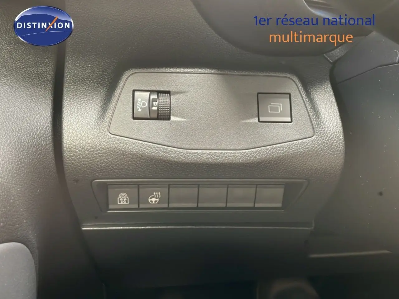 Gros plan sur les commandes de réglage d’éclairage et de sièges chauffants dans l’habitacle noir du Citroën Berlingo 2026.