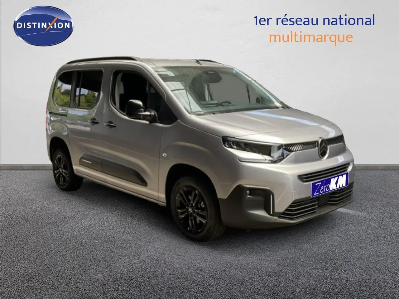 Vue 3/4 avant droite du Citroën Berlingo gris Artense métal avec jantes noires et calandre moderne.