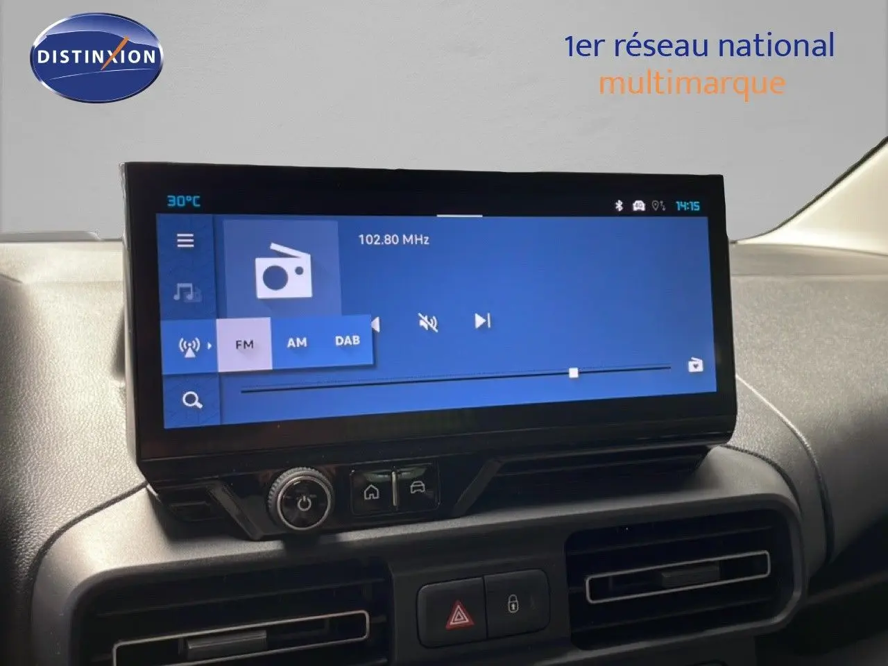 Vue intérieure du tableau de bord du Citroën Berlingo 2026 avec écran tactile central et commandes intégrées.
