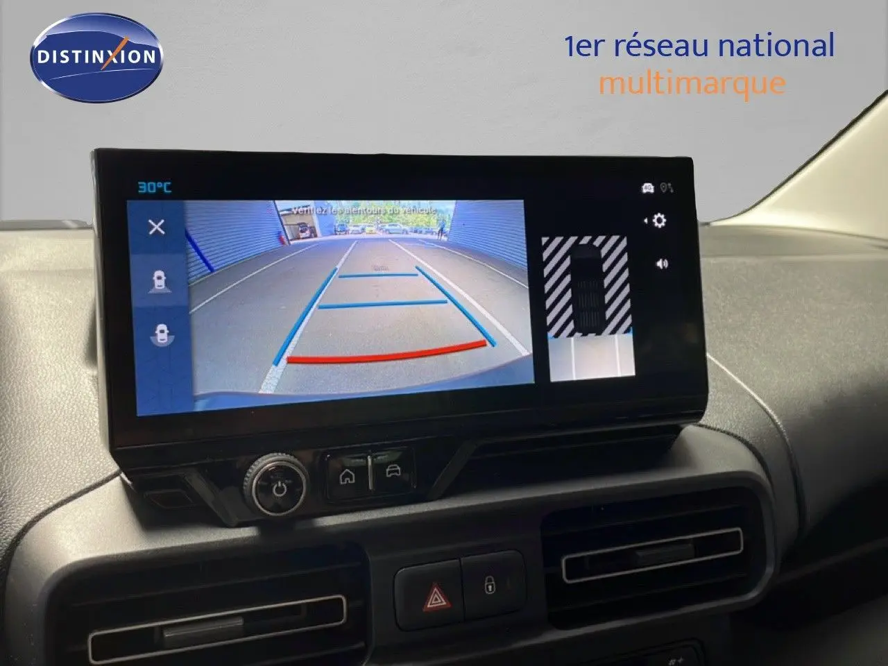 Vue intérieure sur l’écran central affichant la caméra de recul du Citroën Berlingo gris Artense métal.