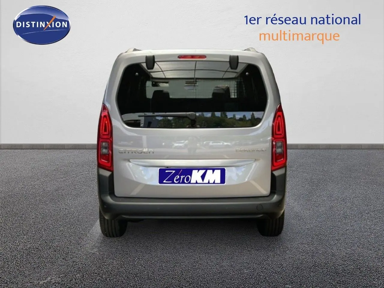 Vue arrière d'un Citroën Berlingo gris Artense métal 2026 avec feux arrière LED et hayon vitré.
