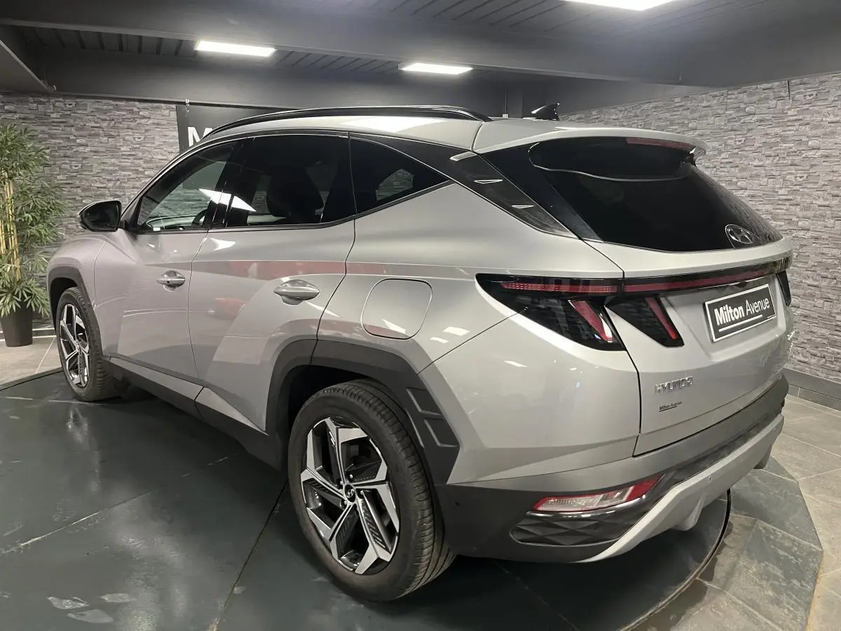 Vue 3/4 arrière droite du Hyundai Tucson gris métallisé 2023 avec feux arrière LED et jantes alliage 19 pouces.
