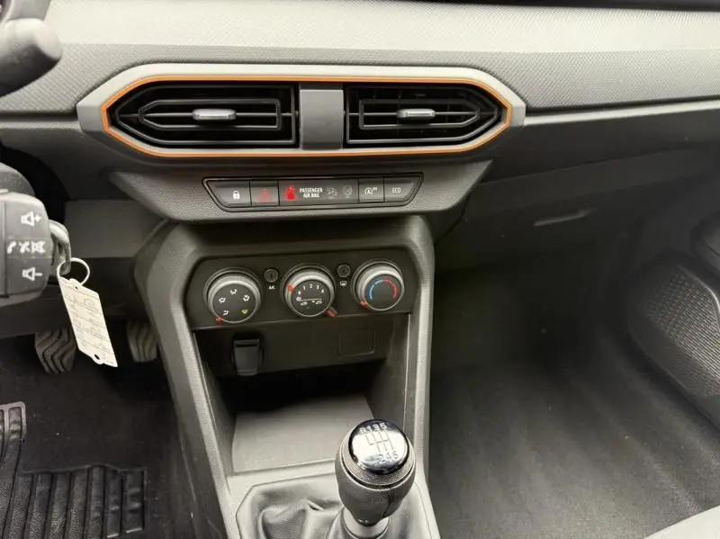 Vue intérieure centrée sur la console centrale et levier de vitesse manuel du Dacia Sandero Stepway 2022.