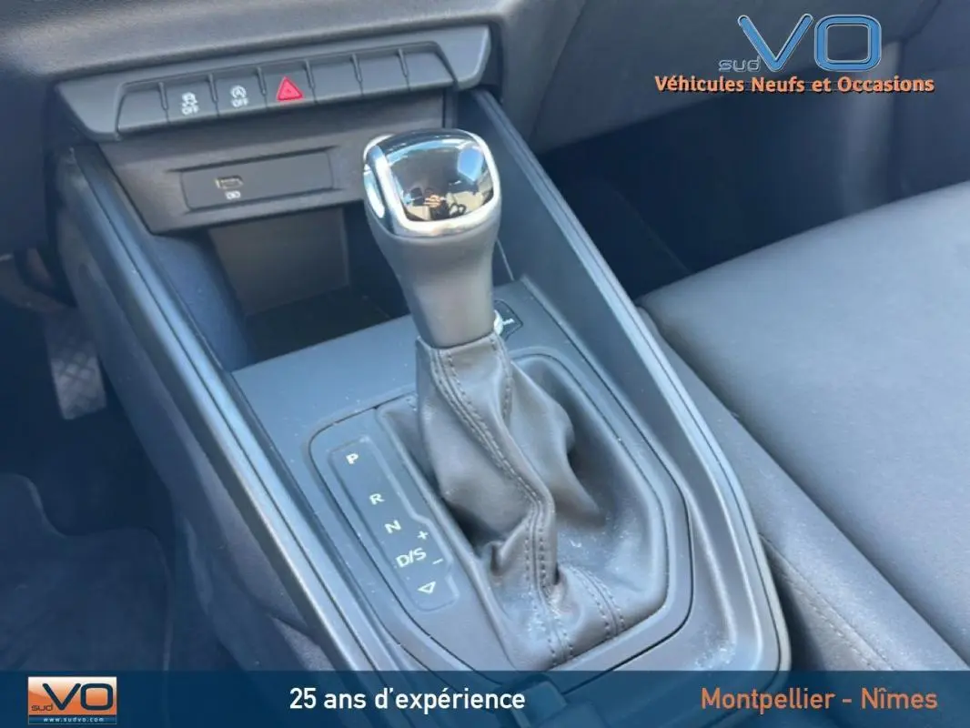 Le levier de vitesse automatique de l'Audi A1 Sportback 30 TFSI gris foncé, vue rapprochée de la console centrale.