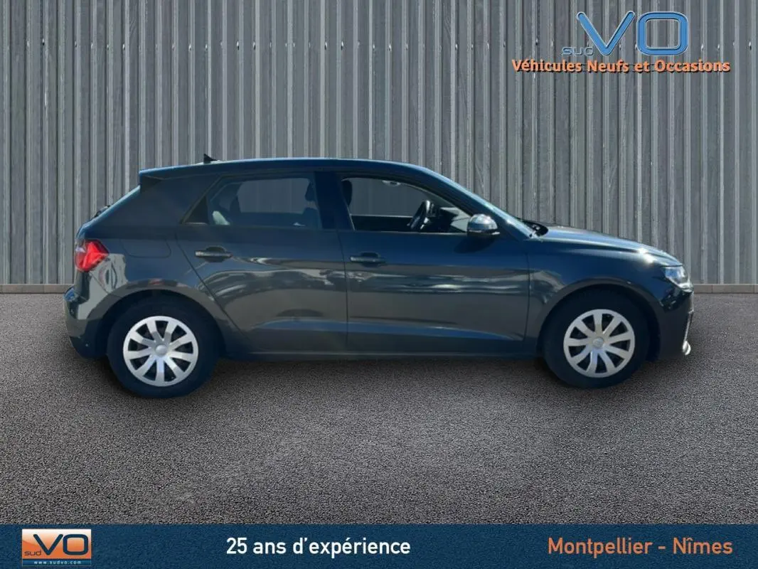 Profil côté gauche d'une Audi A1 Sportback gris foncé de 2020, compacte et élégante sur fond neutre.