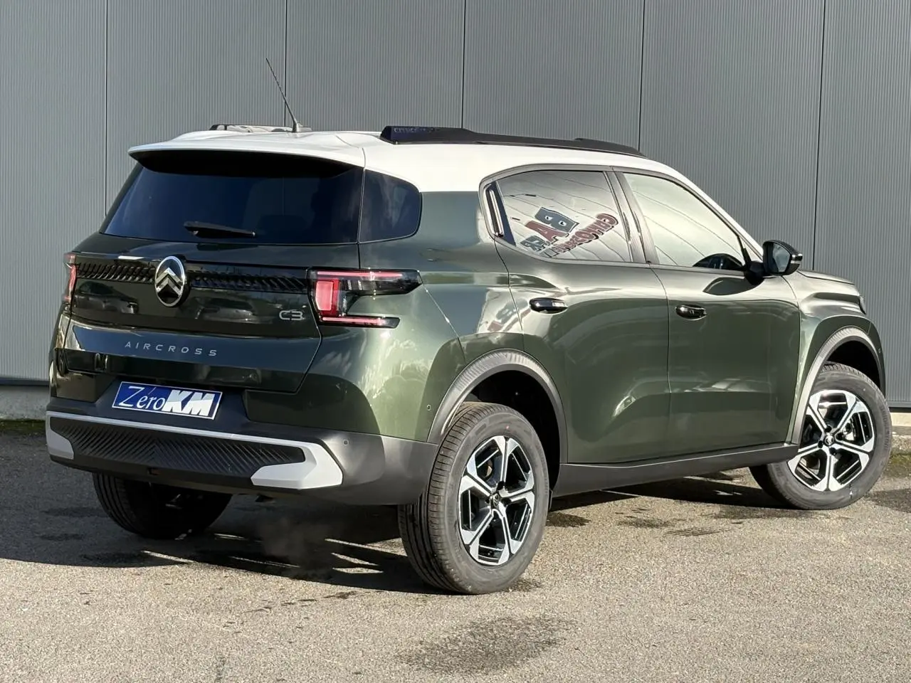 Vue 3/4 arrière droite du Citroën C3 Aircross Vert Montana avec toit blanc et jantes alliage 17 pouces.
