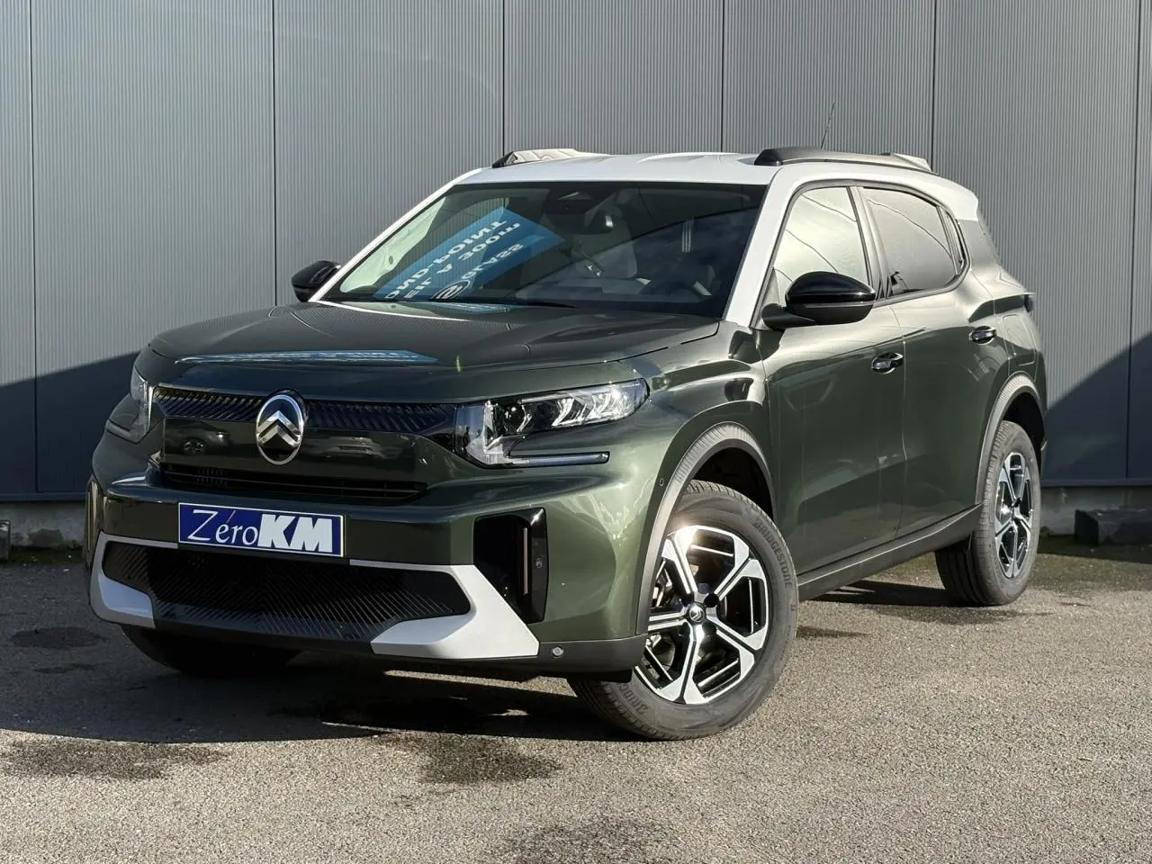 Citroën C3 Aircross Hybrid 145 vert Montana vue 3/4 avant avec toit blanc et jantes alliage 17 pouces.