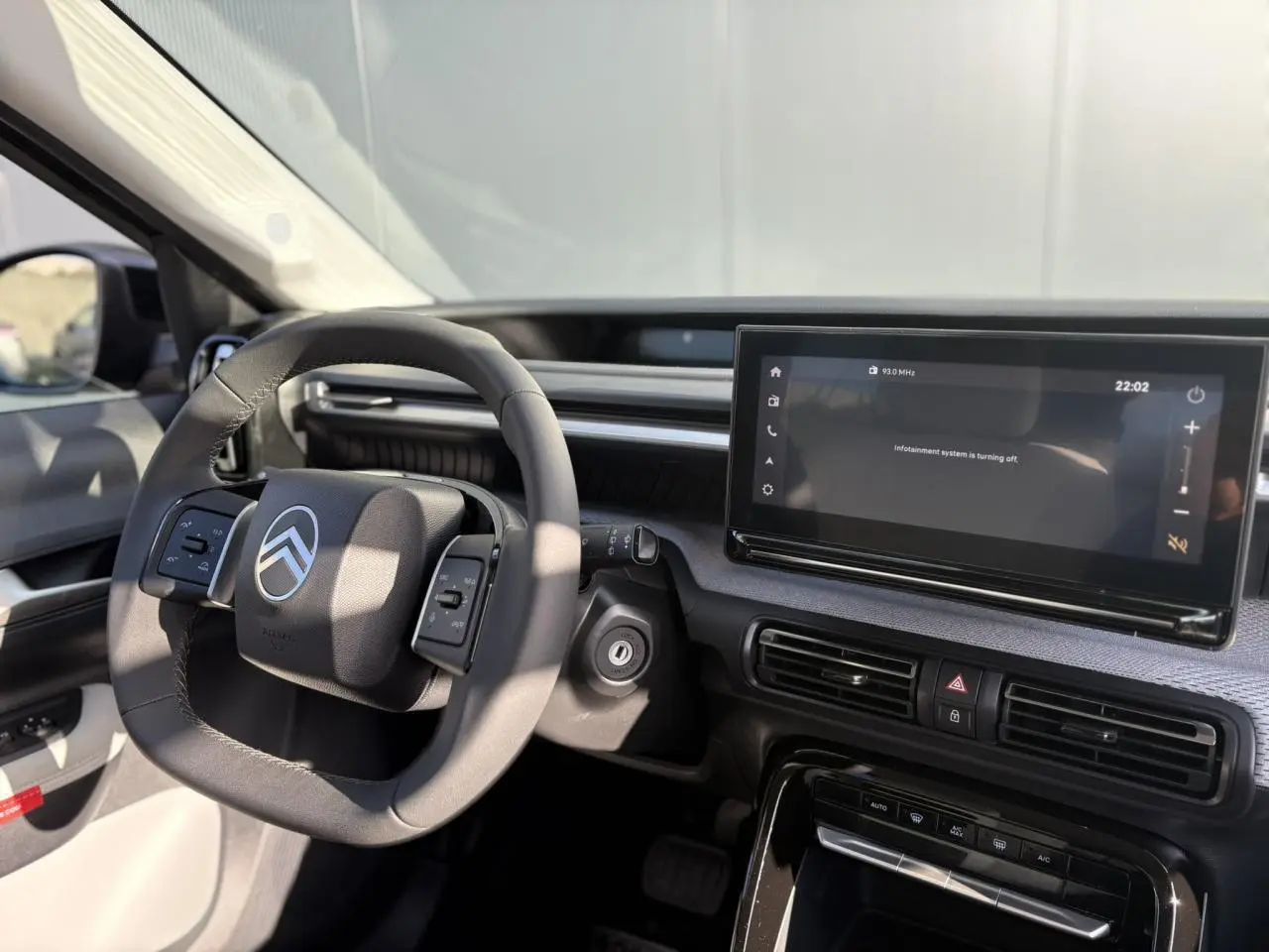 Vue intérieure du tableau de bord de la Citroën C3 Aircross Hybrid 145, volant multifonctions et écran tactile central.