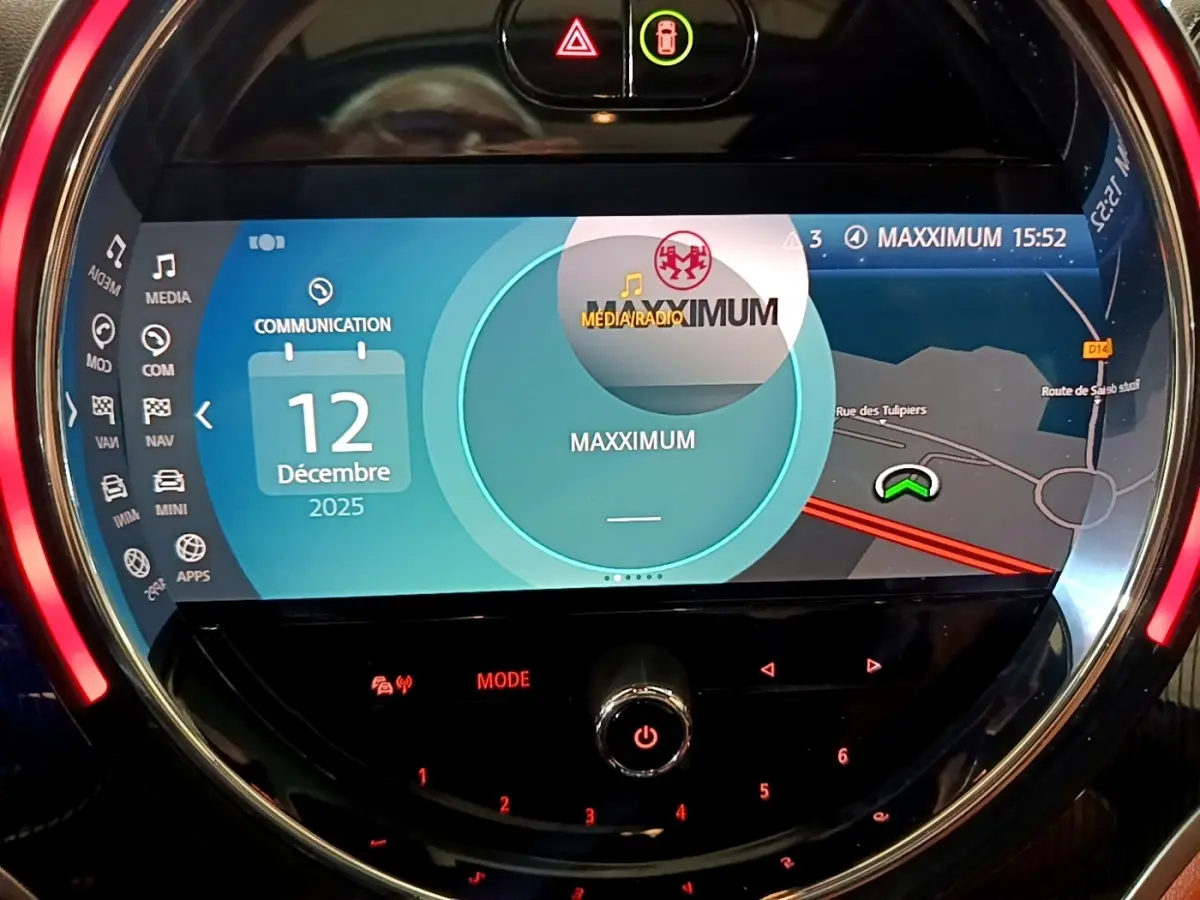 Écran tactile central rond du MINI Countryman Cooper SE bleu, affichant navigation et média, vue intérieure frontale.