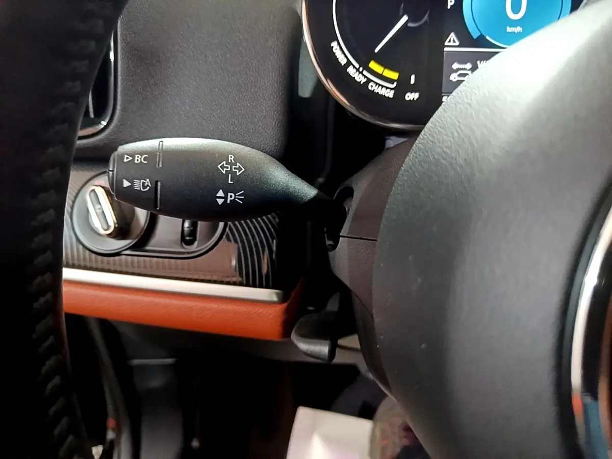 Gros plan sur la manette de clignotant gauche du tableau de bord noir et brun du MINI Countryman Cooper SE 2021.