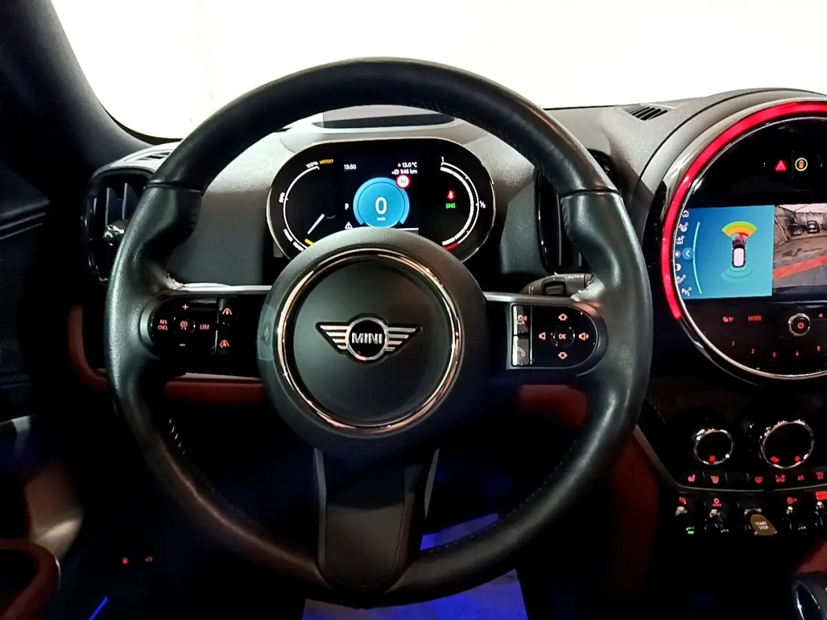 Vue rapprochée du volant cuir noir et du tableau de bord numérique du MINI Countryman hybride rechargeable 2021.