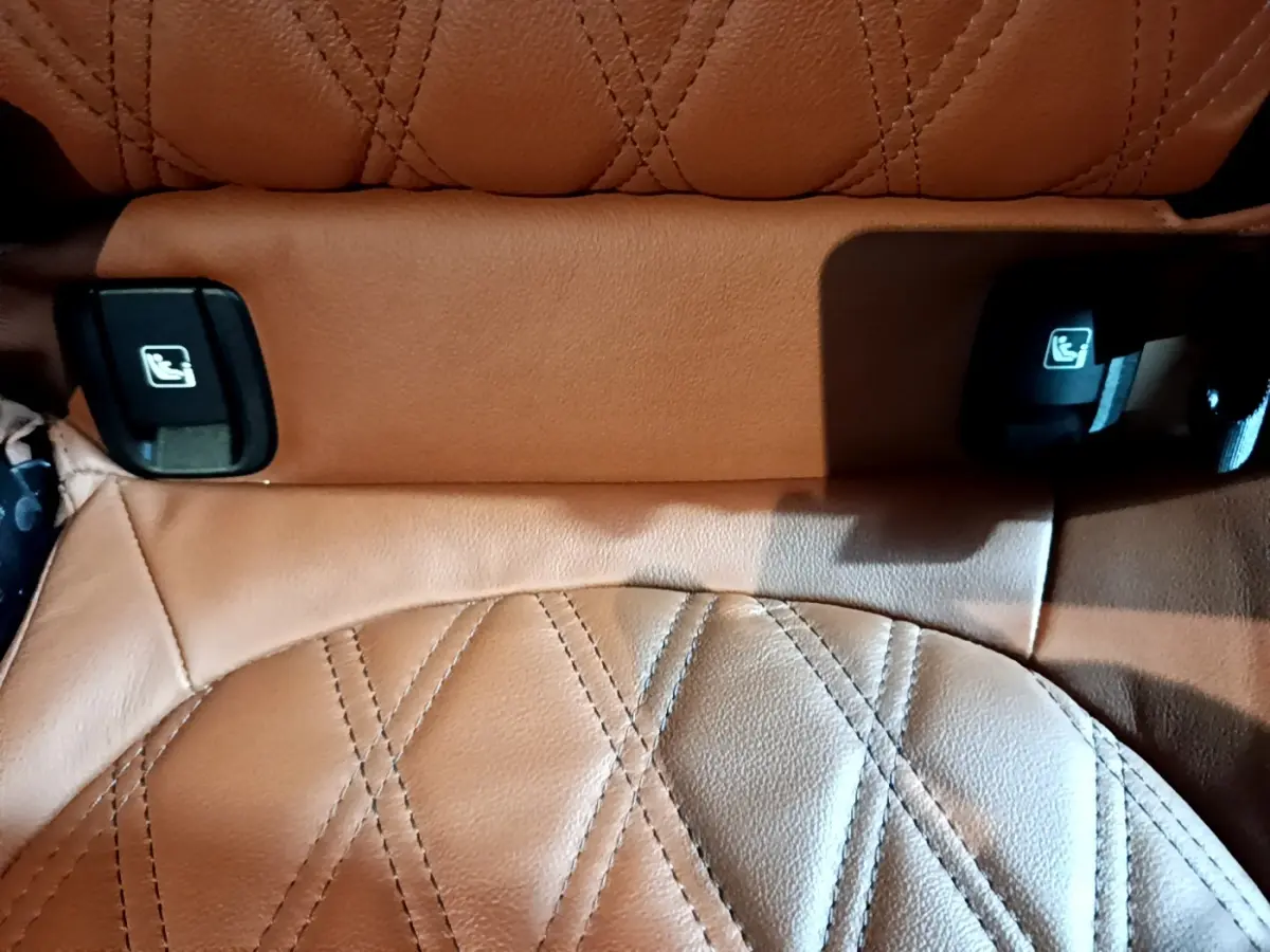 Gros plan sur la sellerie cuir marron avec les attaches Isofix arrière du MINI Countryman Cooper SE 2021.